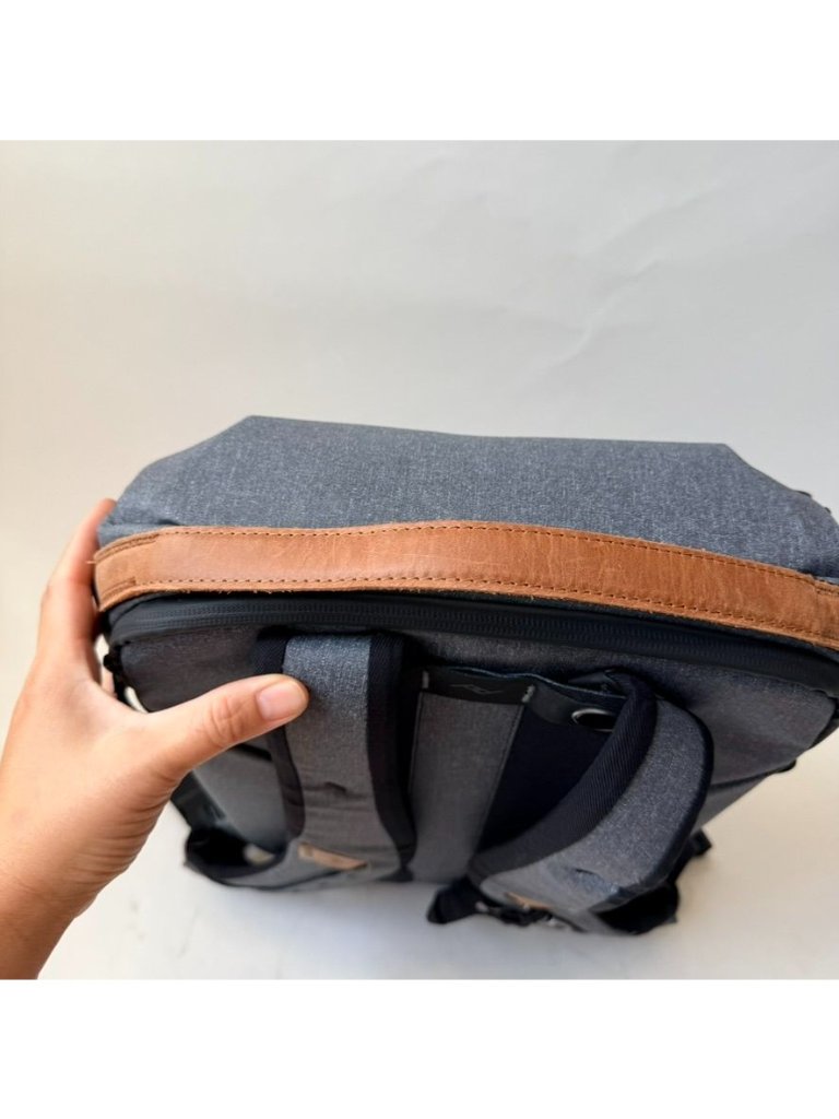 Nwt Peak Design Everyday Backpack 20l Gray ( Customized) Laptop Travel Bag — image 6 of 8